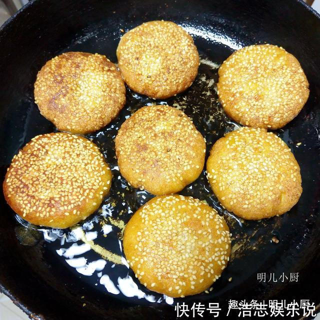 香甜|南瓜和它是绝配，做成小饼，咬一口香甜软糯，早餐孩子吃得欢