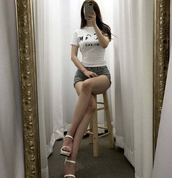 自信|街拍摩登个性的紧身牛仔裤小姐姐,展现出自信的女人味