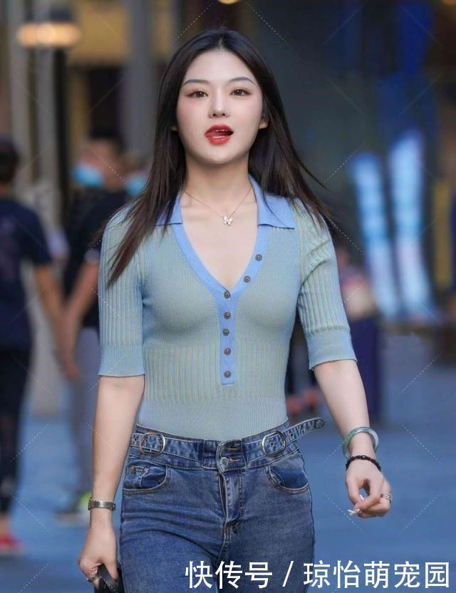 女神范|蓝绿色V领上衣搭配紧身牛仔裤,自信又时尚,展现女神范气息