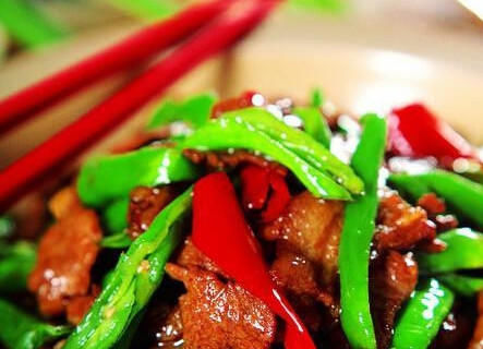 分享几道特色菜，美味下饭，倒入切片的五花肉，做法还特别简单