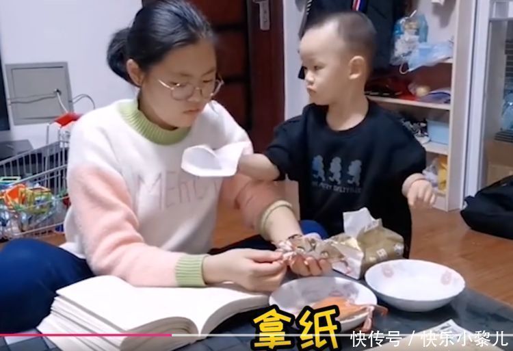 弟弟|两只螃蟹弟弟连蟹腿都分不到,流口水看姐姐吃:全网混得最差二胎