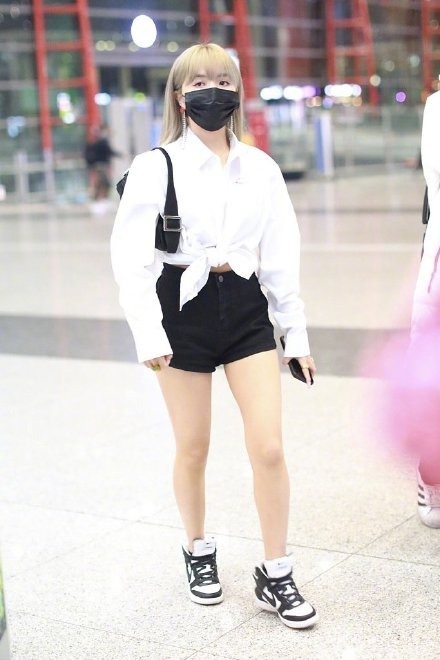 女明星安崎真会穿!一身牛仔套装搭配短发个性洋气,简洁又利落