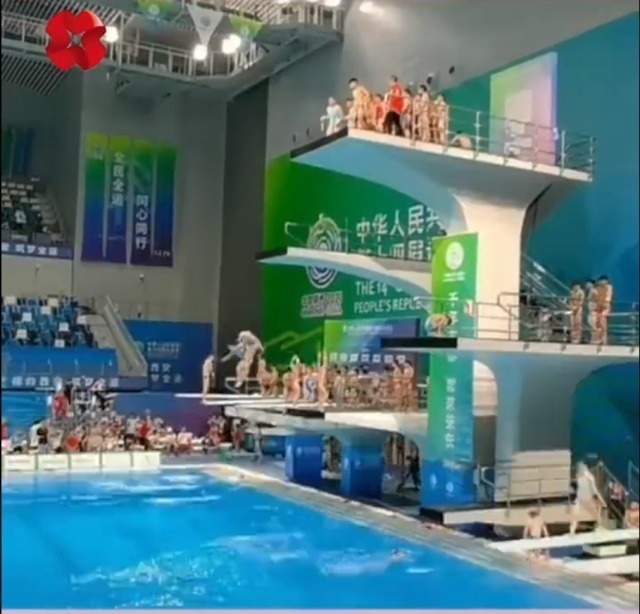 跳水|全紅嬋賽前訓練搶鏡!隨便一跳就是零水花?紅姐的表現讓記者佩服