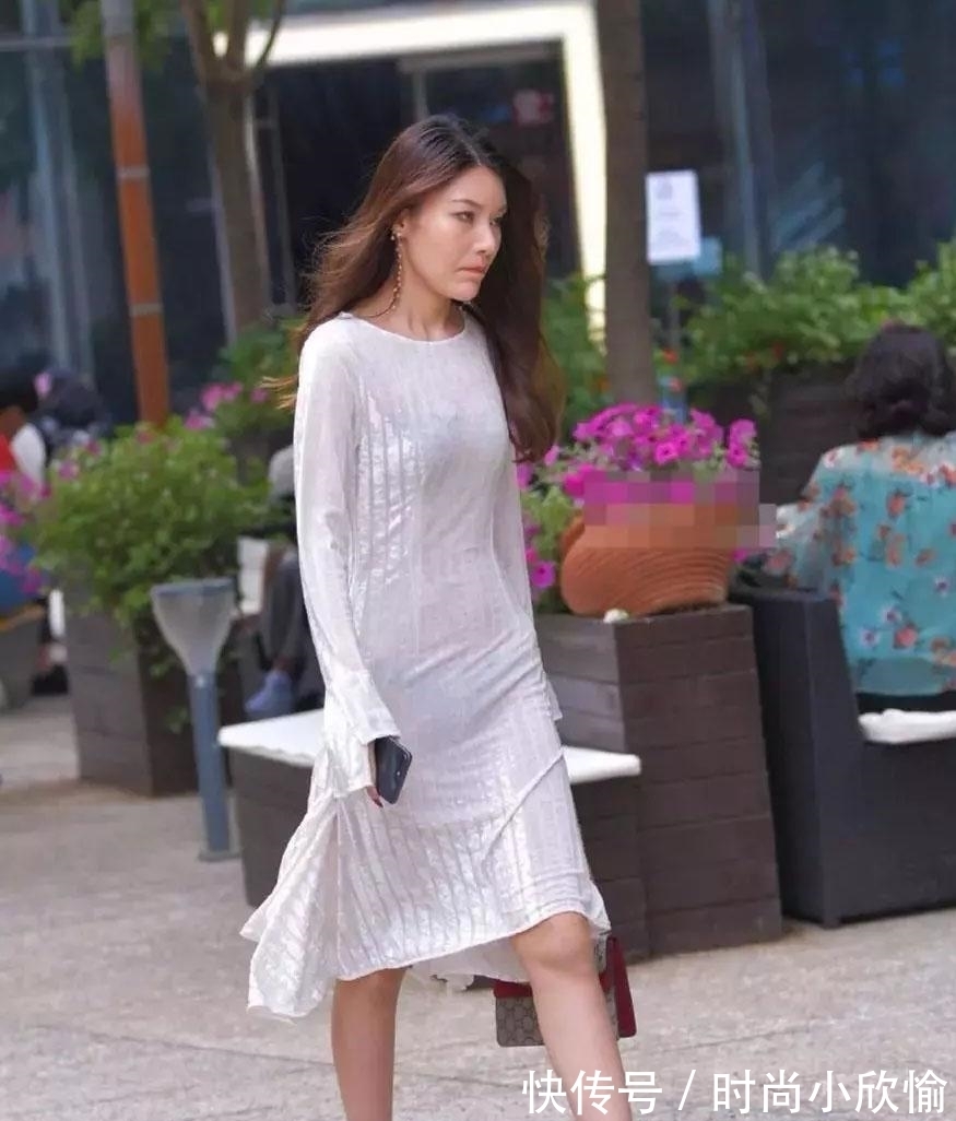 贵妇 贵妇出门一身白色连衣裙搭配,宽松大方的穿搭,知性优雅显高贵气质