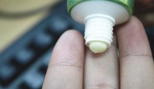 皮肤干燥|一脱裤子,腿上就掉白屑 提醒:1种维生素及时补,问题或可缓解