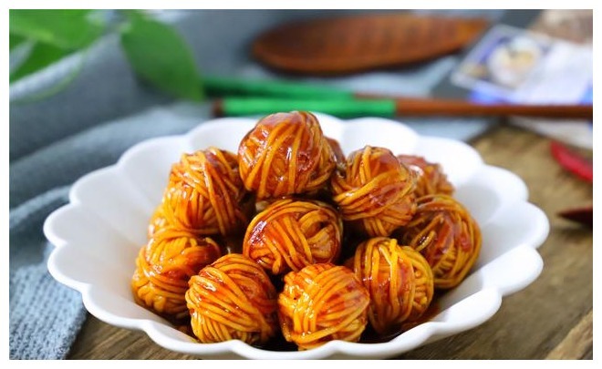 鹌鹑蛋这做法火了,加一把面条,酥脆开胃,比糖醋排骨还好吃