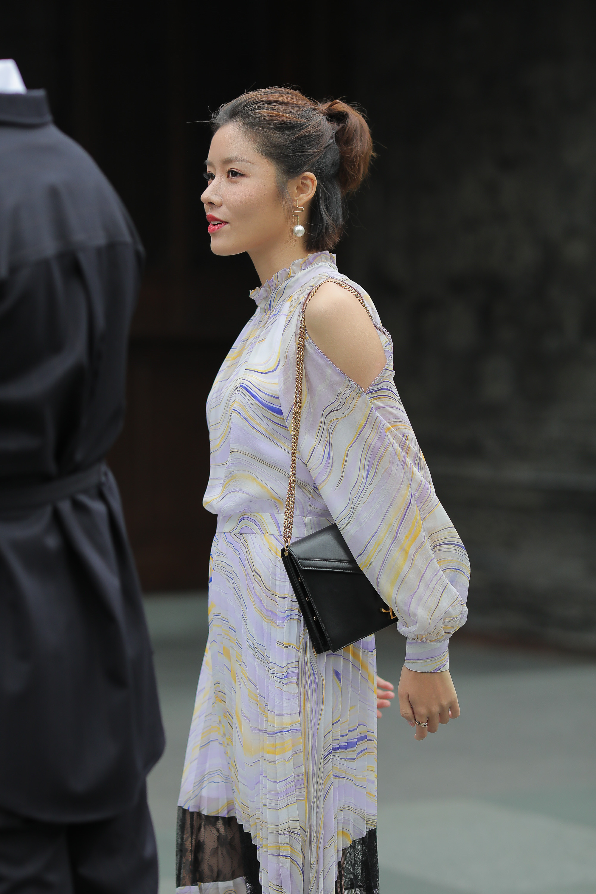 白色|雪纺连衣裙穿上很有气质, 尤其是无肩的款式, 高级十足