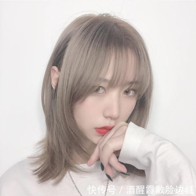 过了30岁的女人别总染棕色发色了,试试这4种颜色,超显白好看!