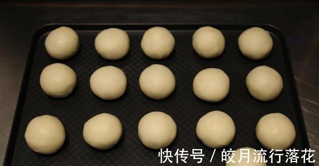 紫薯蛋黄酥|紫薯蛋黄酥的简单做法,香酥可口,营养美味!