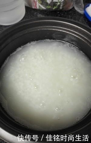 米饭|煮米饭时，有人放醋有人放盐都错了，学会一招米饭香软，粒粒分明