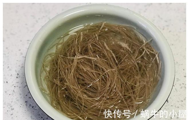 粉条|天气热了，胡萝卜加粉条这样做，我家一周吃5次，解腻还解馋