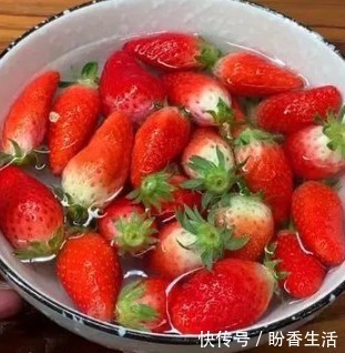 加盐|洗草莓时，只会加盐就错了！教你一招，快速洗净草莓，吃着更放心