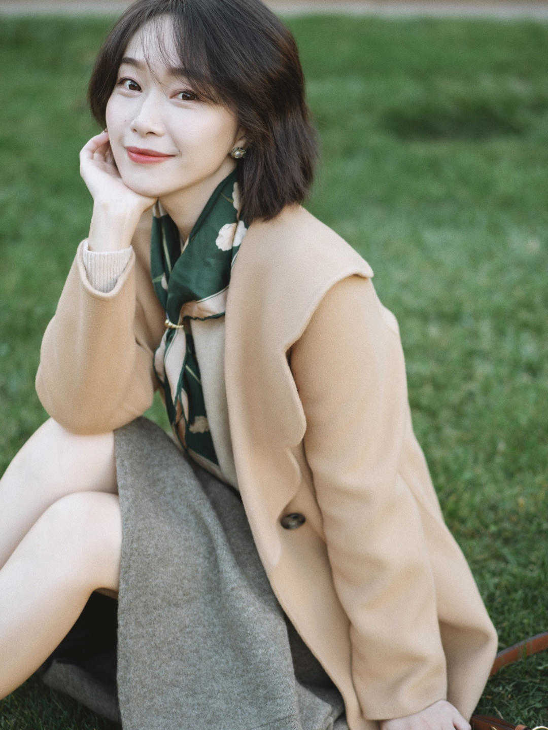 秋冬 降温了,大衣下装搭配不一定选裙子,换一种方式,可能更惊喜