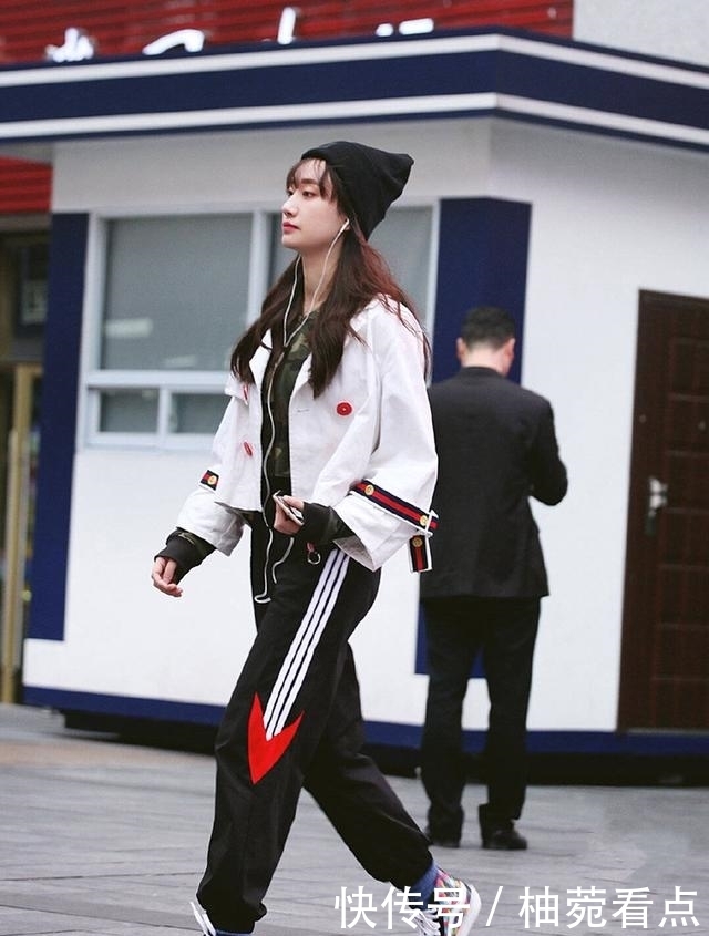 蕾丝|街拍:穿蕾丝半身裙的小姐姐,香肩半露,颜值颇高,真好看!