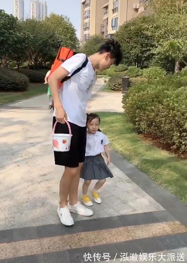 妹妹|大20岁的哥哥送妹妹去上学，怕被老师误会是爸爸，费尽心思扮年轻