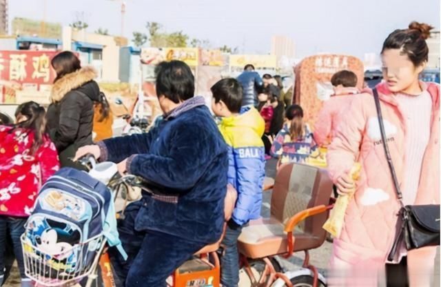 丢人|“穿成这样真的很丢人”，“睡衣妈妈”放学接娃被说邋遢，扎心了