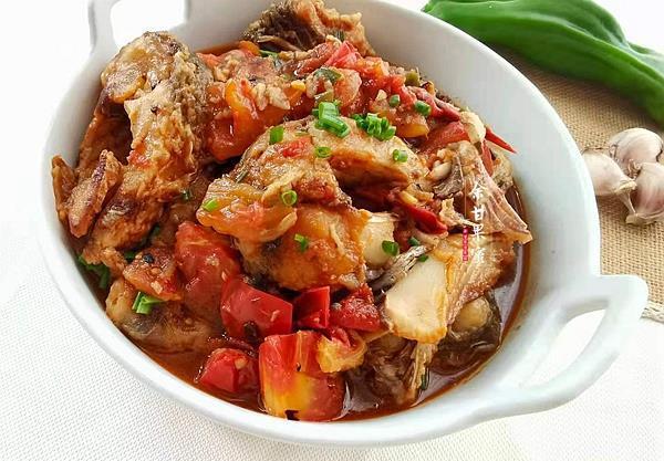 桌管|入夏后，用这食材炖鱼好开胃，咸鲜味美下饭菜，大碗上桌管够