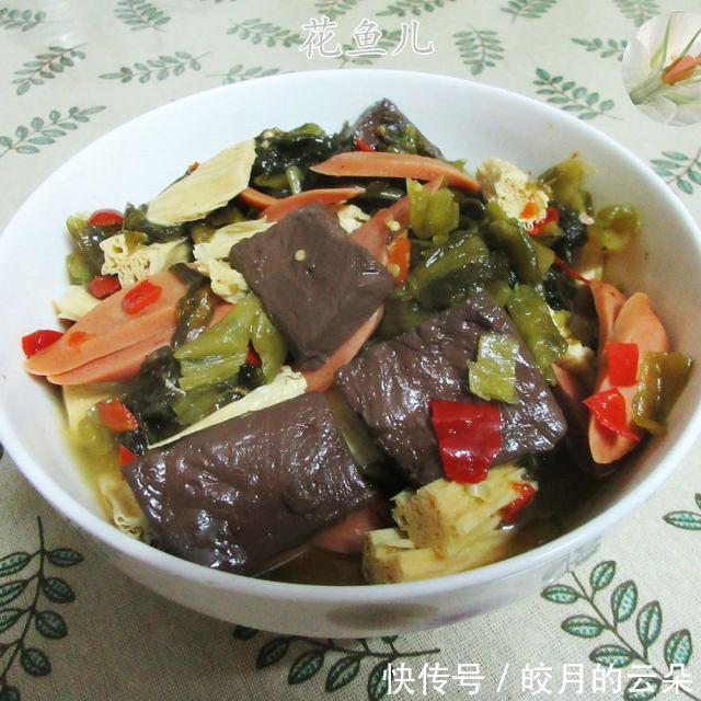 放在案板上|酸菜烧鸭血,酸爽过瘾,十分下饭