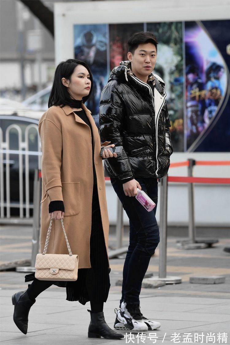 穿搭 街拍:小姐姐连衣裙搭配高跟鞋,身材纤细修长,非常漂亮!