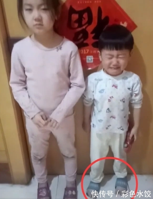 姐弟俩|姐弟俩犯错被妈妈罚,看到弟弟的脚时,瞬间笑得直不起腰