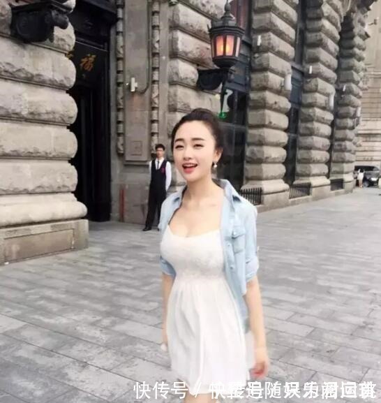 伸张性 打底裤小姐姐的穿着俏美乖甜，彰显甜美女神风范