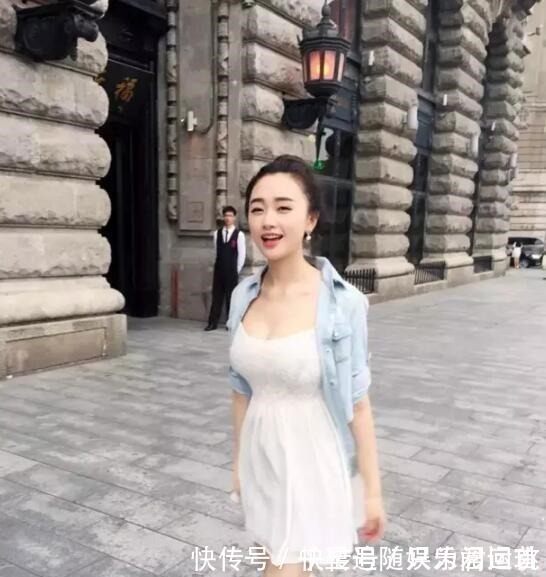 伸张性 打底裤小姐姐的穿着俏美乖甜,彰显甜美女神风范