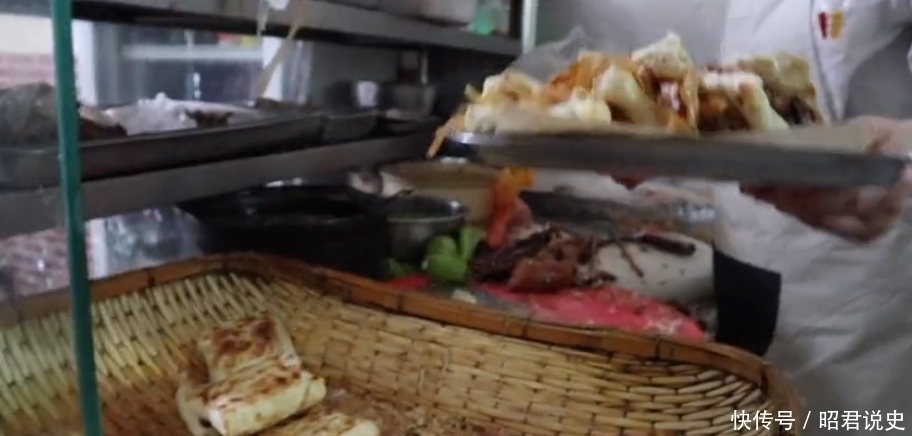 河北小县城卖奇怪小吃,6元1个火了30年,配一碗咯吱汤味道绝了