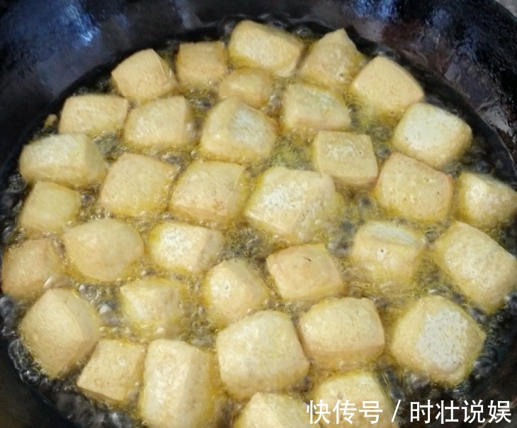 炸豆腐泡|炸豆腐泡，直接炸还是裹面粉炸教你一招，金黄酥脆，起泡不油腻