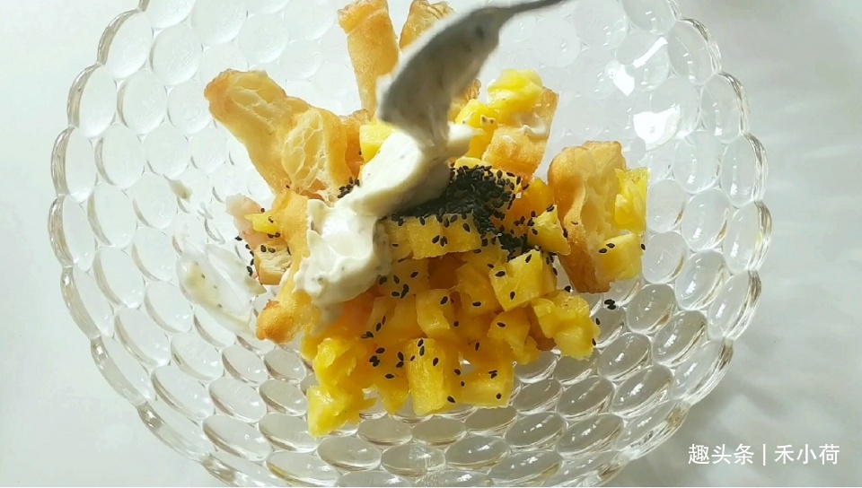 早餐剩根油条，晚餐花上几分钟用它做菜，网友看着有食欲