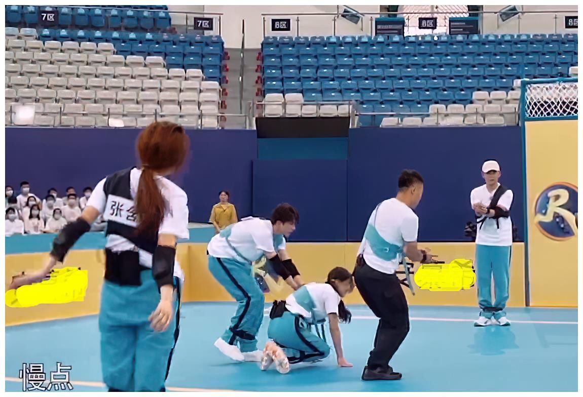 名牌|蔡徐坤打篮球衣服让女嘉宾扯坏，名牌秒被撕掉，录节目像进了盘丝洞