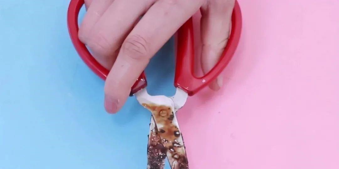 剪刀不管多钝都不要扔，教你一招，剪刀立马锋利如新，简单又实用