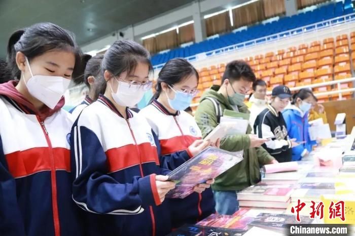 内蒙古发放千万元读书消费券 启动全区青少年读书行动