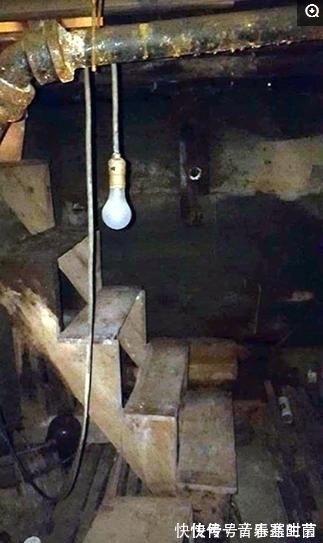 男子打扫厨房卫生,发现旧地毯下面有裂缝,撬开一看笑开花