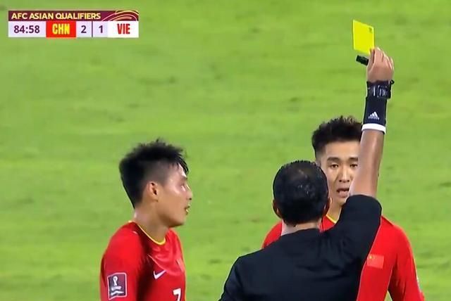 越位|先举手示意越位再慢吞吞防守，国足丢球又是老毛病，董路一针见血