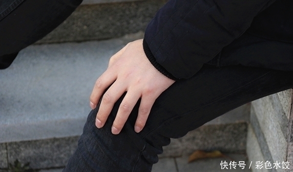 中老年人|50岁后,膝盖走下坡路,骨科专家:4个给关节上刑的行为,少做点