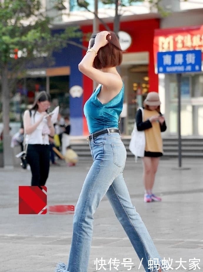 小吊带|街拍:很性感又尽显青春活力的吊带小背心,尽显直爽的个性