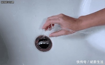 下水道堵了,她随手丢进两块药片,不到1分钟就疏通了