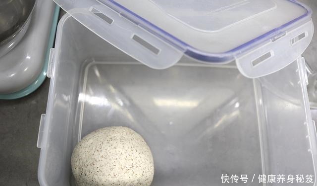 不用发酵就能烤的面包,暄软又筋道,加这料麦香浓郁,早餐吃不够