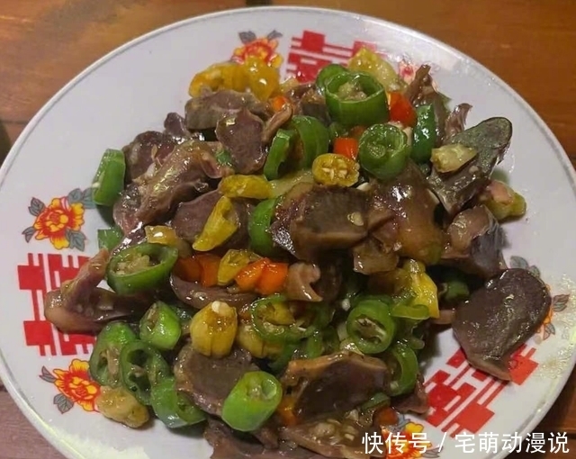 粉丝们|王源下厨做饭晒美食，放辣椒超有食欲，我却在关注盘子上的囍字