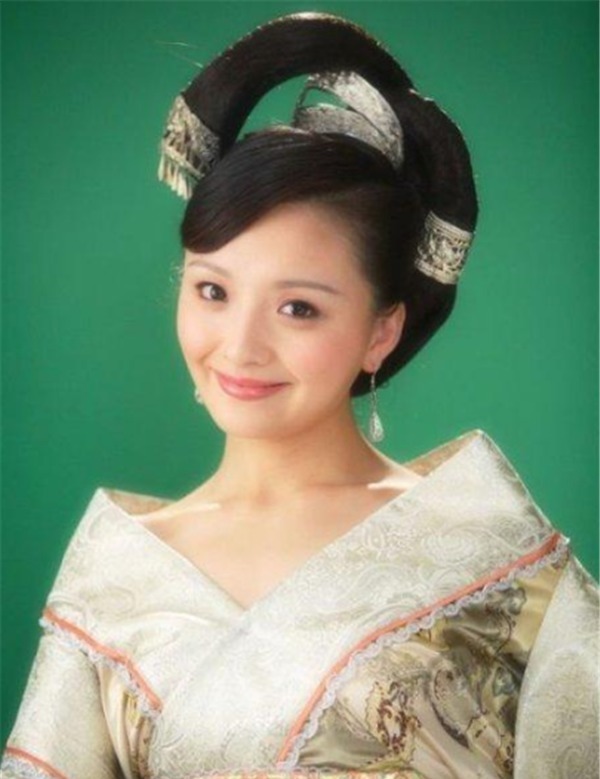 妃子|皇帝打猎遇野熊,侍卫都惊慌逃命,妃子只身挡住,皇帝:你不怕吗