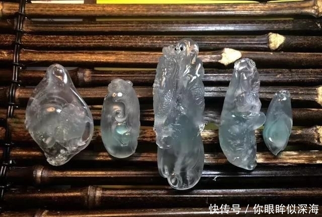 20万的原石一刀下去裂满满，雕刻师妙手回春，最后抠出一筐极品