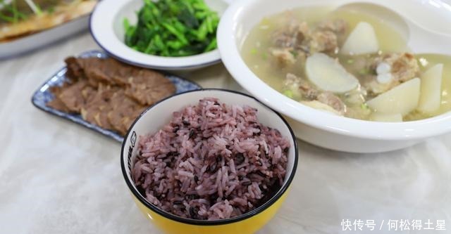 中学生放学回家,吃上这样的晚餐,直呼太美味,比食堂的饭菜香