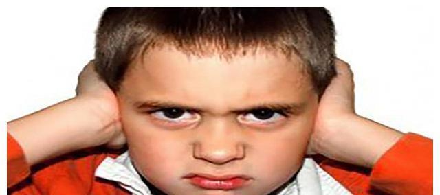 挨打|小女孩跪地哀求：“妈妈你别打我了”，失控的家长真的很可怕