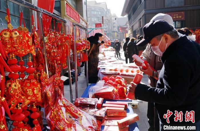 马铭言！青海西宁：春节临近 新春饰品走俏