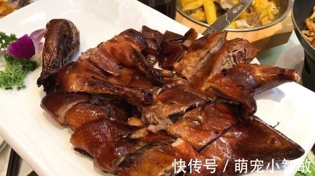 五一请外地朋友下馆子,14道菜花了900元,却被吐槽:太寒酸