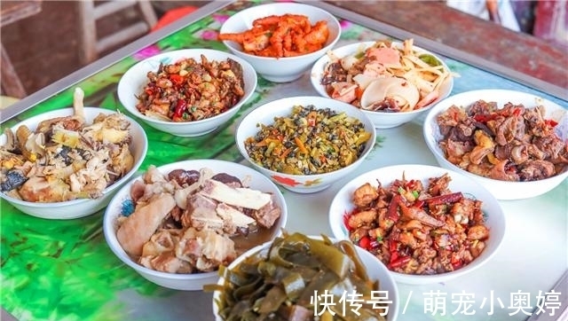 陪老公回老家看望外婆,她高兴做了一桌菜,开饭时我们无声落泪!