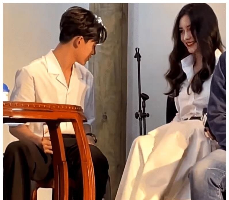 杨颖穿裙子现身发布会，当集体坐着热聊时，有谁注意黄旭熙的举动