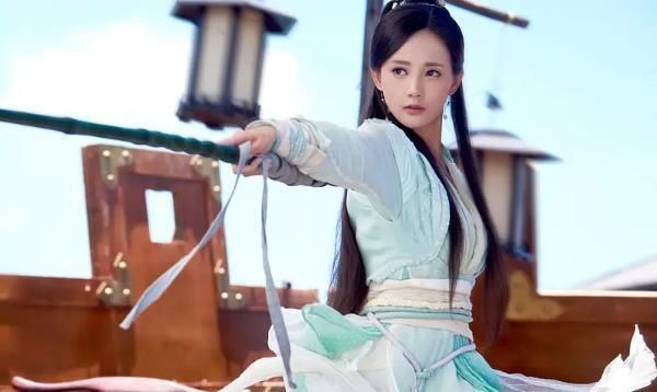 郭靖|黄蓉身穿软猬甲，为何与郭靖各种熊抱都没事？黄蓉无意间说出真相