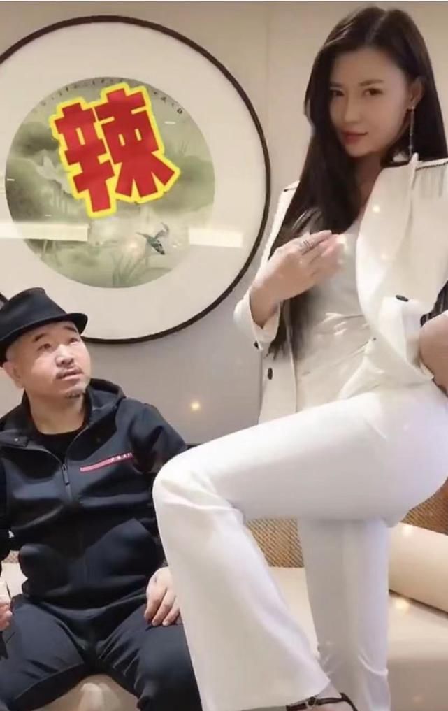 王小利看美女热舞咽口水,女方甩头摸腿秀