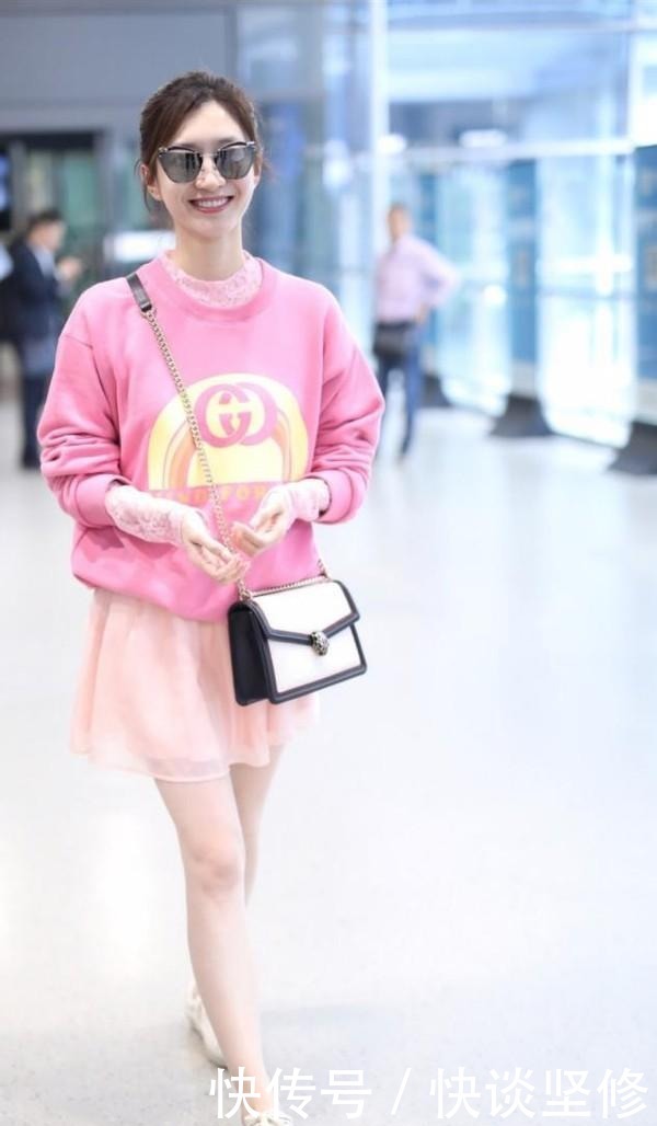 这才是早春流行的穿搭:“卫衣+半身裙” , 显高显瘦又不拖沓